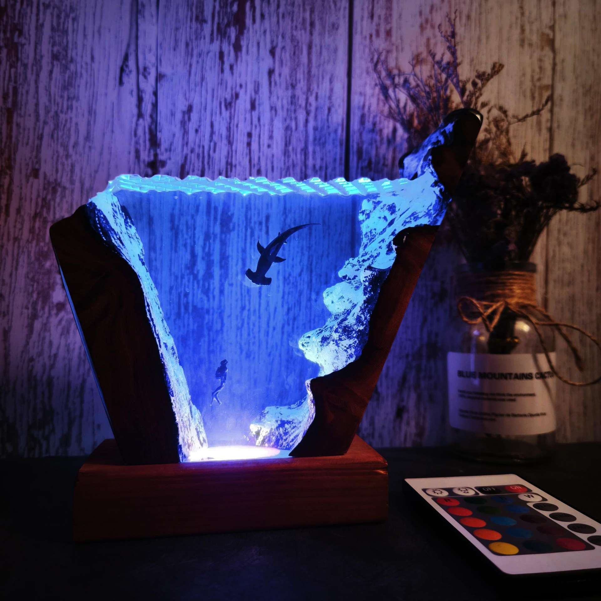 Resin Art Wedding Gift - ของตกแต่งเรซินไม้รูปฉลามหัวค้อนดำน้ำในมหาสมุทร ขนาด 6 * 4 นิ้ว